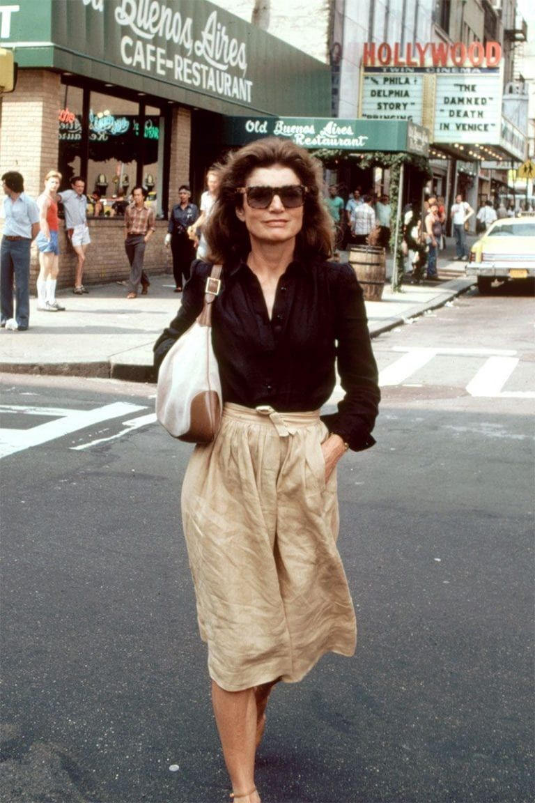 Jackie Kennedy Onassis  Jackie kennedy style, Fashion, Louis vuitton bag