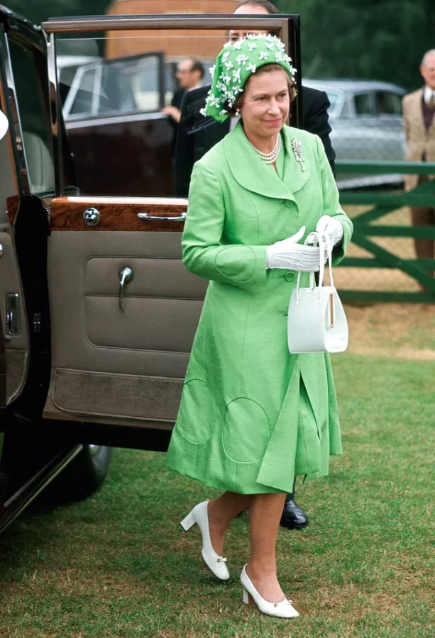 Queen Elizabeth II has been carrying this same handbag for 50 years |  Euronews